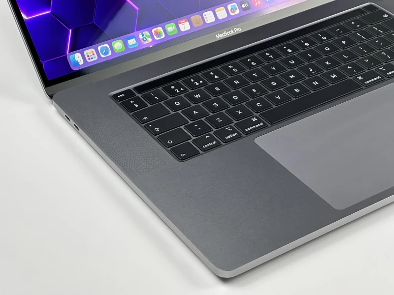 Apple MacBook Pro 16 A2141 i9-9980HK, 16GB/1TB, Radeon 5300M 4GB, 16" Retina – wydajny laptop do grafiki, montażu i pracy kreatywnej.