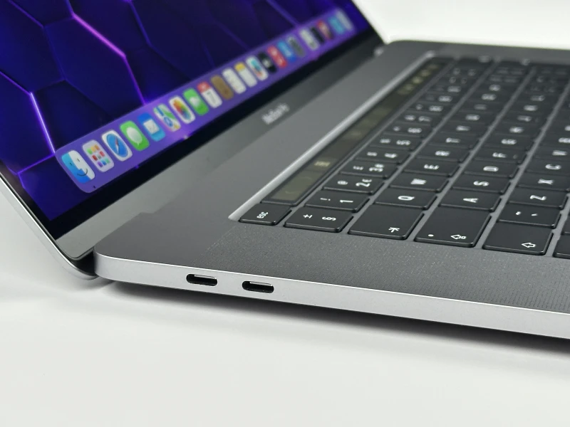 Apple MacBook Pro 16 A2141 i9-9980HK, 16GB/1TB, Radeon 5300M 4GB, 16" Retina – wydajny laptop do grafiki, montażu i pracy kreatywnej.