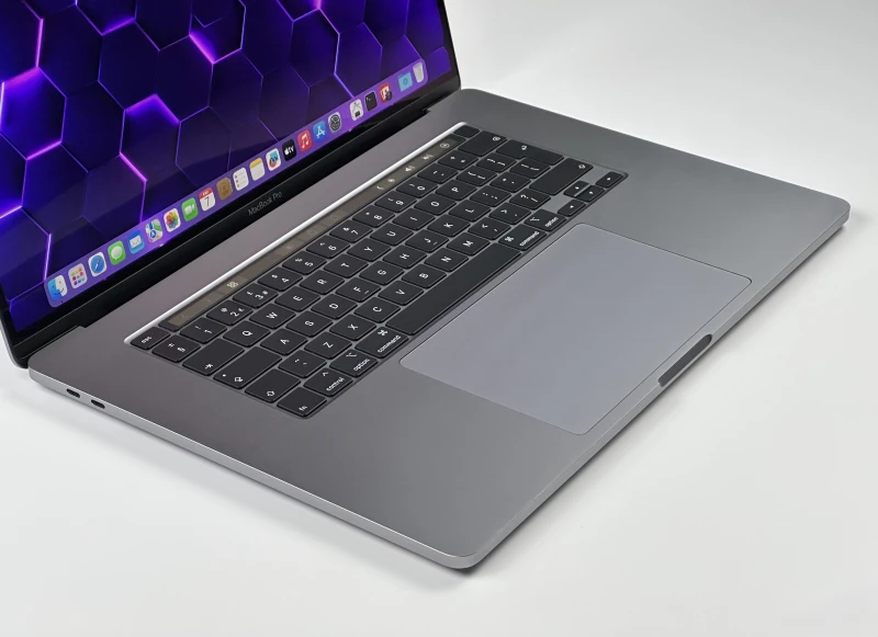 Apple MacBook Pro 16 A2141 i9-9980HK, 16GB/1TB, Radeon 5300M 4GB, 16" Retina – wydajny laptop do grafiki, montażu i pracy kreatywnej.