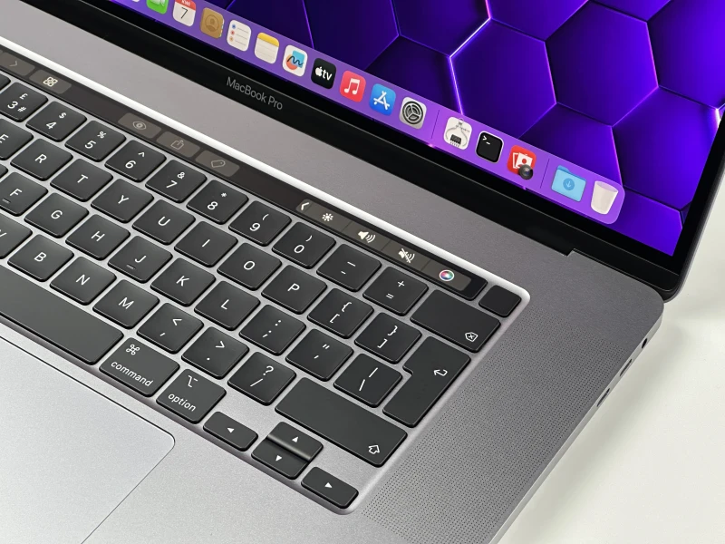 Apple MacBook Pro 16 A2141 i9-9980HK, 16GB/1TB, Radeon 5300M 4GB, 16" Retina – wydajny laptop do grafiki, montażu i pracy kreatywnej.