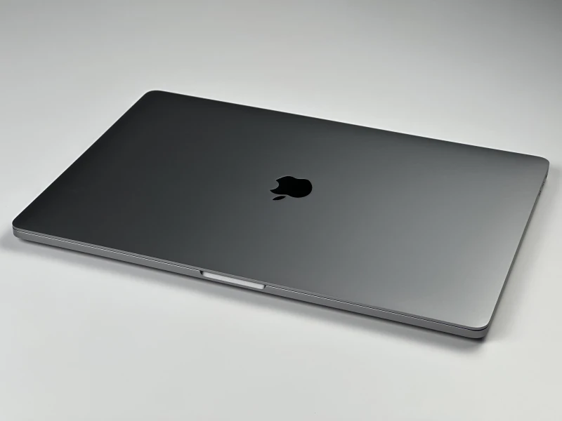 Apple MacBook Pro 16 A2141 i9-9980HK, 16GB/1TB, Radeon 5300M 4GB, 16" Retina – wydajny laptop do grafiki, montażu i pracy kreatywnej.