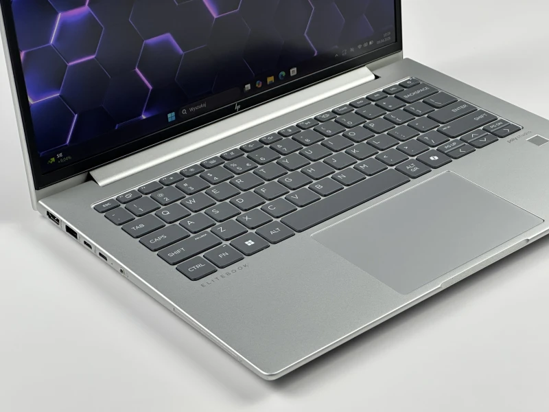 HP Elite mt645 G8 Ryzen 5 7535U, 14" FHD+ – wydajny laptop biznesowy do pracy mobilnej i biurowej z klawiaturą US.