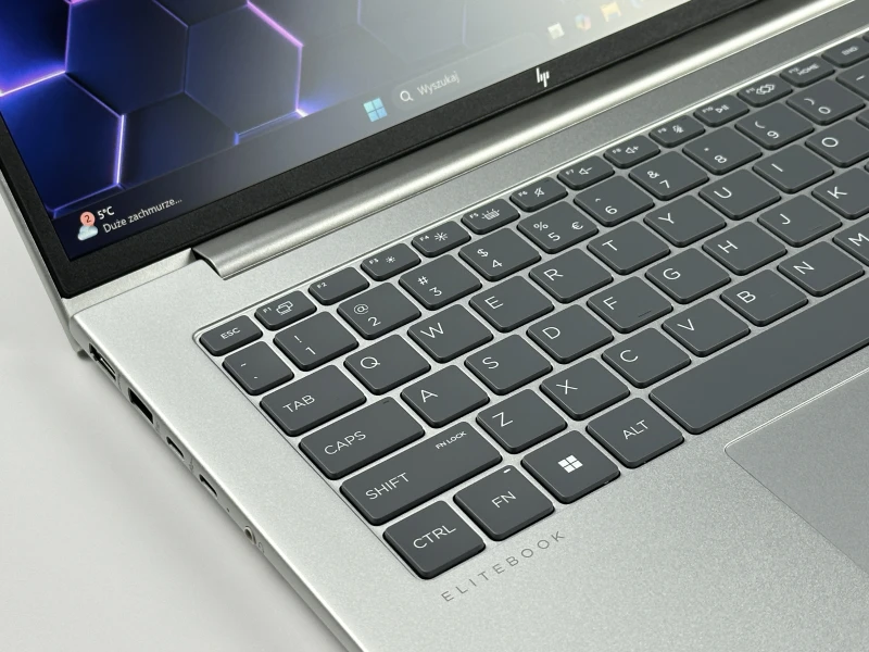 HP Elite mt645 G8 Ryzen 5 7535U, 14" FHD+ – wydajny laptop biznesowy do pracy mobilnej i biurowej z klawiaturą US. HP Elite mt645 G8 Ryzen 5 7535U, 14" FHD+ – wydajny laptop biznesowy do pracy mobilnej i biurowej z klawiaturą US.