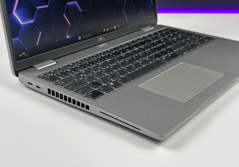 Dell Latitude 5520 i5-1135G7, 15,6" FHD – biznesowy laptop do pracy biurowej i mobilnej, zapewniający stabilność i komfort użytkowania.