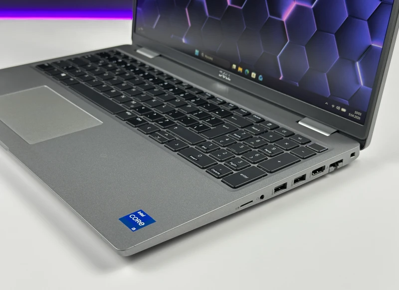 Dell Latitude 5520 i5-1135G7, 15,6" FHD – biznesowy laptop do pracy biurowej i mobilnej, zapewniający stabilność i komfort użytkowania.