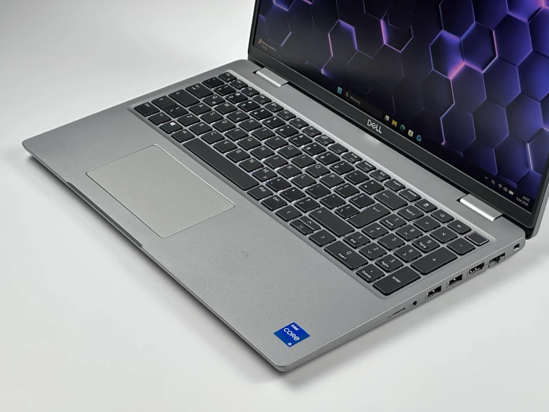 Dell Latitude 5520 i5-1135G7, 15,6" FHD – biznesowy laptop do pracy biurowej i mobilnej, zapewniający stabilność i komfort użytkowania.