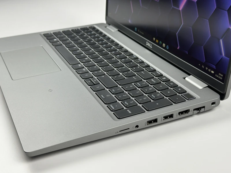 Dell Latitude 5520 i5-1135G7, 15,6" FHD – biznesowy laptop do pracy biurowej i mobilnej, zapewniający stabilność i komfort użytkowania.