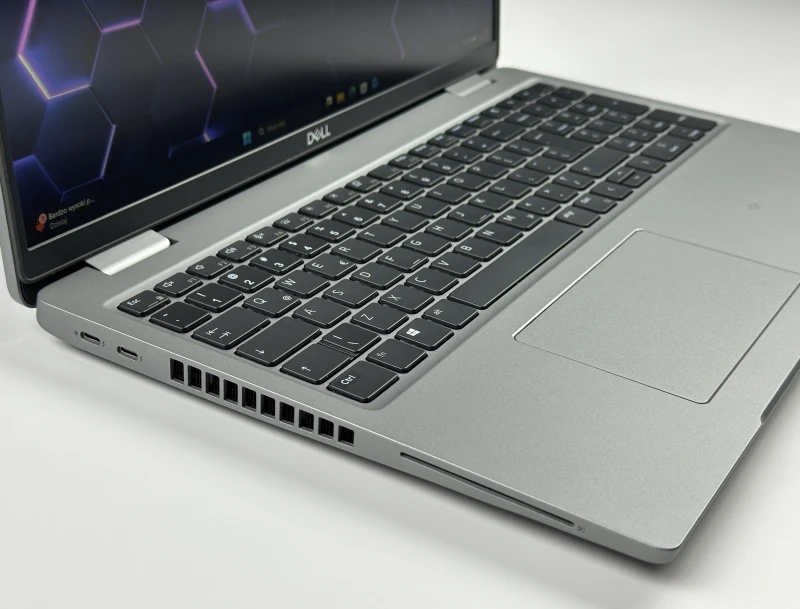 Dell Latitude 5520 i5-1135G7, 15,6" FHD – biznesowy laptop do pracy biurowej i mobilnej, zapewniający stabilność i komfort użytkowania.