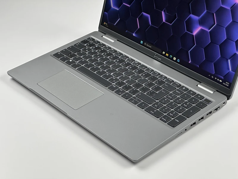 Dell Latitude 5520 i5-1135G7, 15,6" FHD – biznesowy laptop do pracy biurowej i mobilnej, zapewniający stabilność i komfort użytkowania.