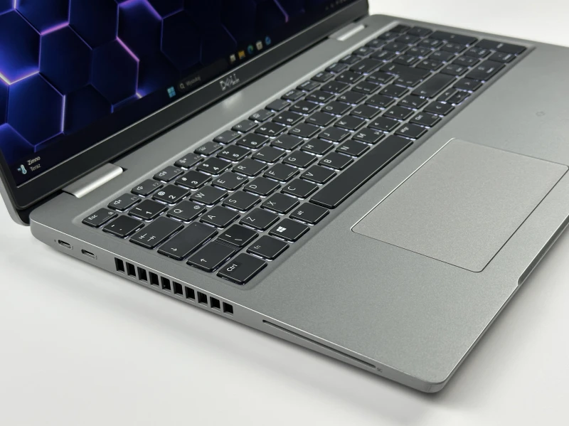 Dell Latitude 5520 i7-1185G7, MX450 2GB, 15,6" FHD oraz MODEM LTE – biznesowy laptop z czytnikiem Smart Card i linii papilarnych do pracy mobilnej.