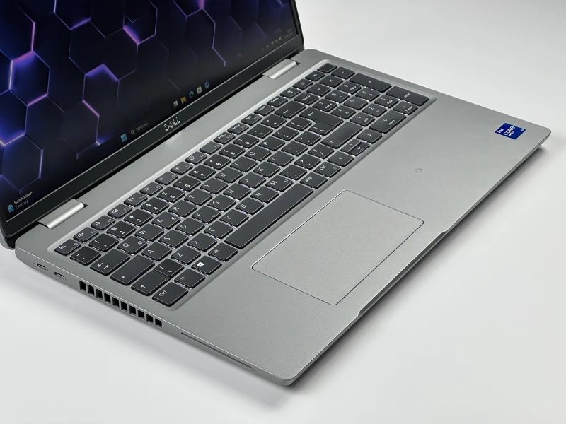 Dell Latitude 5520 i7-1185G7, MX450 2GB, 15,6" FHD oraz MODEM LTE – biznesowy laptop z czytnikiem Smart Card i linii papilarnych do pracy mobilnej.