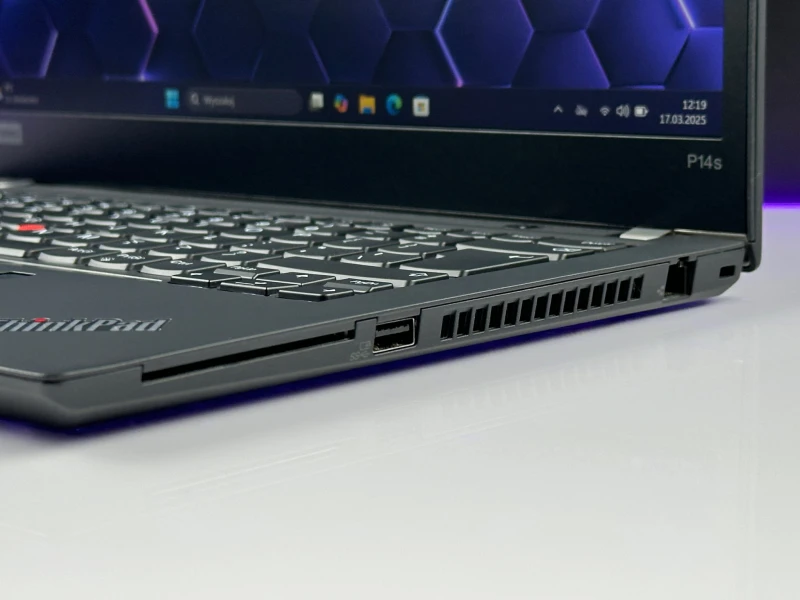Lenovo ThinkPad P14s Gen 2 – i7-1165G7, FHD i grafika T500. Wydajność i mobilność klasy premium, stworzone dla profesjonalistów.