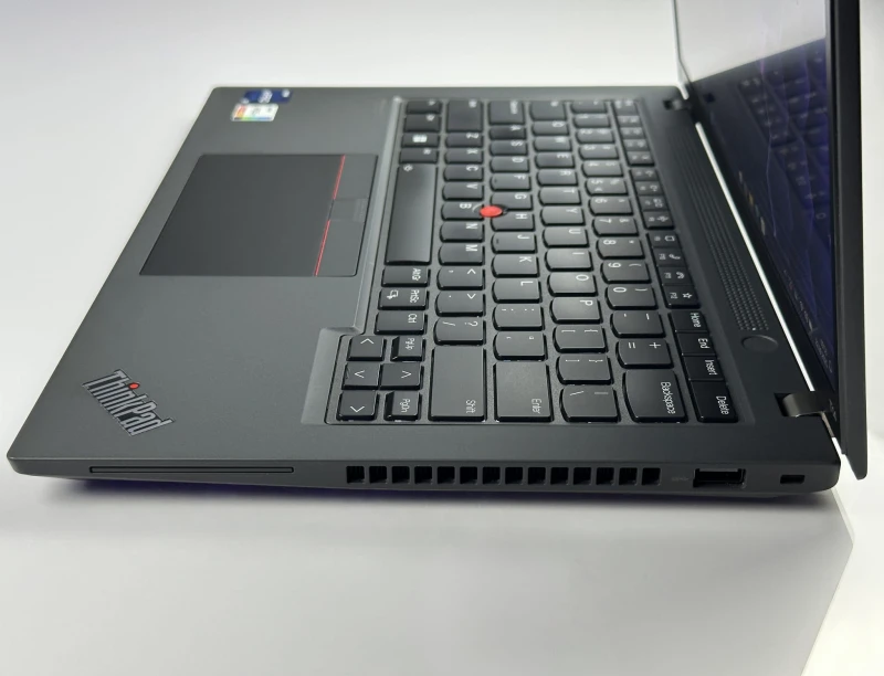 Lenovo ThinkPad T14 Gen 3 z i7-1270P, matrycą FHD+ i klawiaturą US (PL) – elegancja i moc w kompaktowej formie do pracy i zadań kreatywnych.