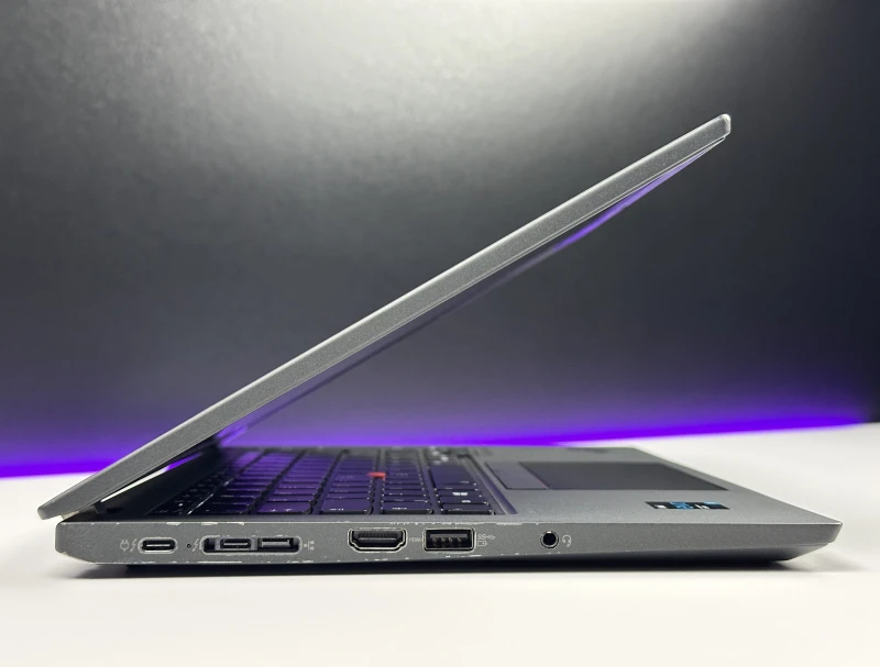 Lenovo ThinkPad X13 Gen 2 i7-1165G7, 16GB LPDDR4, FHD+, modem LTE – ultralekki laptop biznesowy z czytnikiem linii papilarnych do pracy mobilnej.