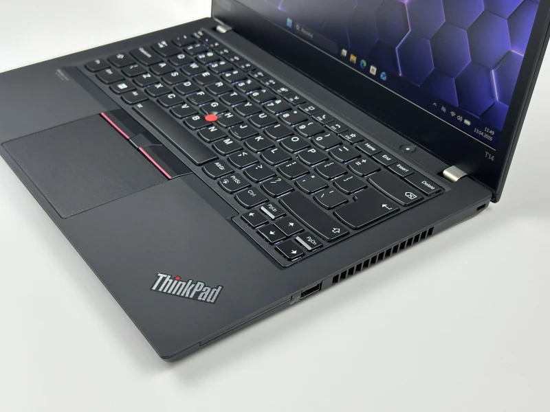 Lenovo ThinkPad T14 Gen 2 i5-1145G7, 14" FHD – biznesowy laptop do pracy biurowej i mobilnej, zapewniający stabilność i komfort użytkowania.