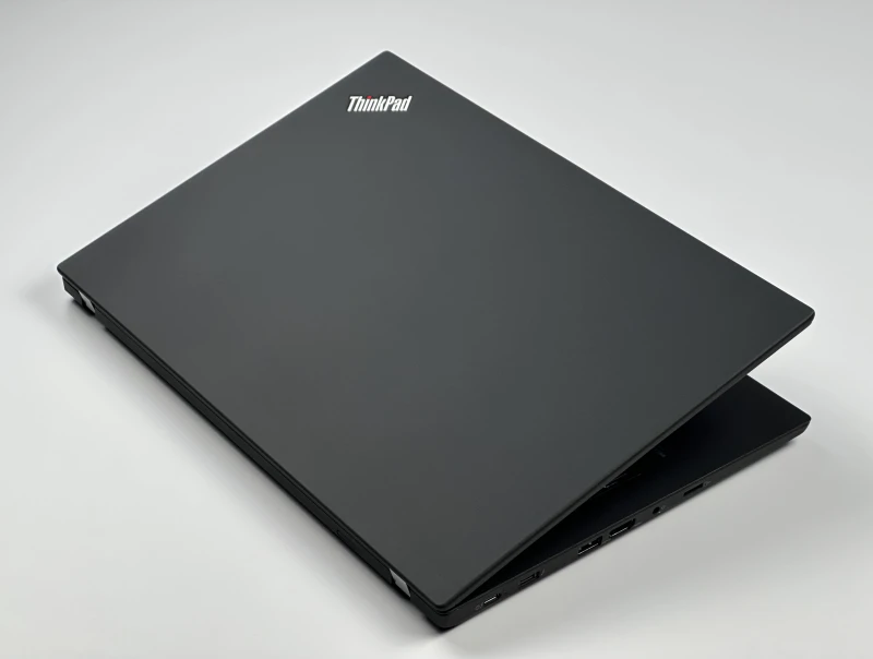 Lenovo ThinkPad T14 Gen 2 i5-1145G7, 14" FHD – biznesowy laptop do pracy biurowej i mobilnej, zapewniający stabilność i komfort użytkowania.