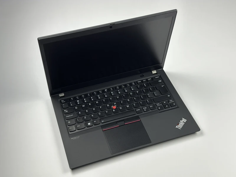 Lenovo ThinkPad T14 Gen 2 i5-1145G7, 14" FHD – biznesowy laptop do pracy biurowej i mobilnej, zapewniający stabilność i komfort użytkowania.