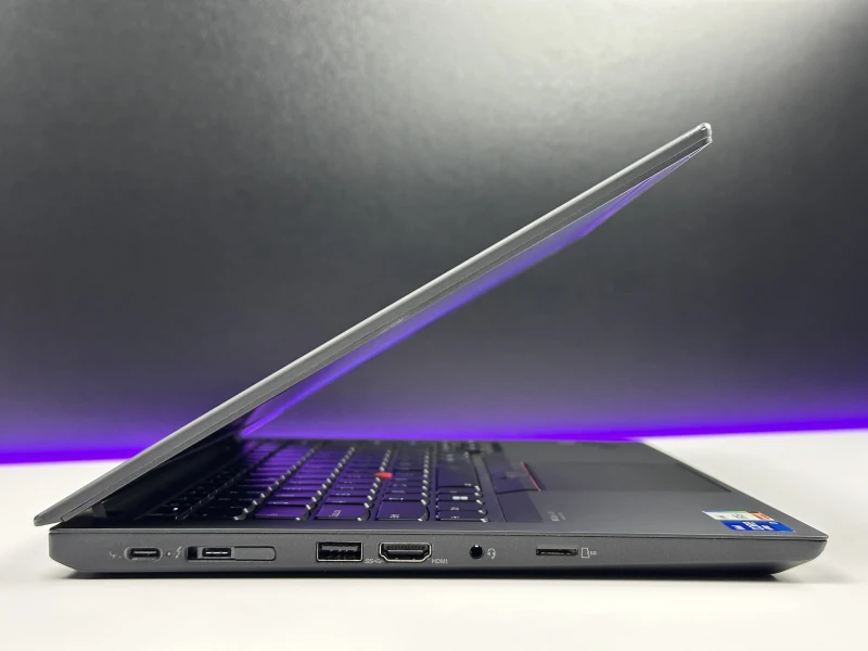 Lenovo ThinkPad T14 Gen 2 procesor i7-1185G7, ekran 14" FHD – biznesowy laptop z klawiaturą US, idealny do pracy mobilnej i biurowej.