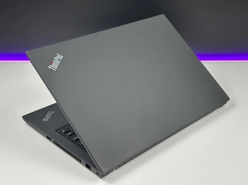 Lenovo ThinkPad T14 Gen 2 procesor i7-1185G7, ekran 14" FHD – biznesowy laptop z klawiaturą US, idealny do pracy mobilnej i biurowej.
