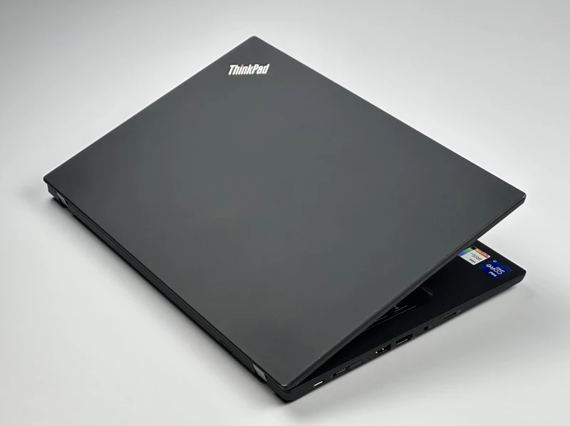 Lenovo ThinkPad T14 Gen 2 procesor i7-1185G7, ekran 14" FHD – biznesowy laptop z klawiaturą US, idealny do pracy mobilnej i biurowej.