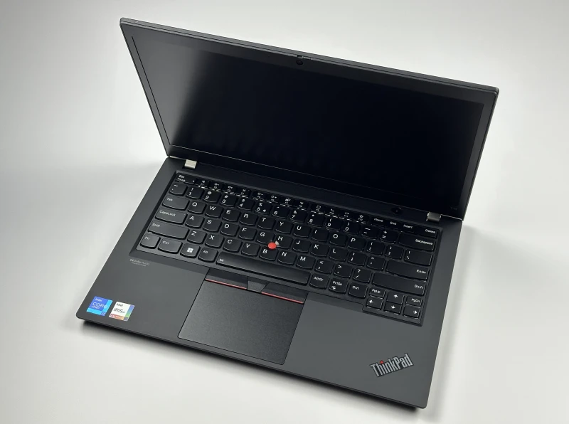 Lenovo ThinkPad T14 Gen 2 procesor i7-1185G7, ekran 14" FHD – biznesowy laptop z klawiaturą US, idealny do pracy mobilnej i biurowej.