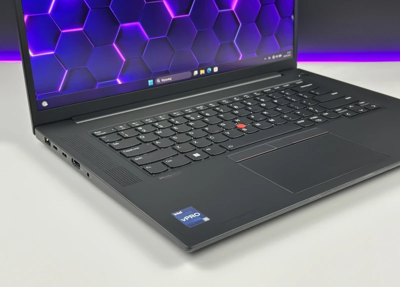 Lenovo ThinkPad P1 Gen 6 i9-13900H, RTX 2000 Ada, 16" FHD+, DDR5 – mobilna stacja robocza z Wi-Fi 6E i klawiaturą US do pracy profesjonalnej.