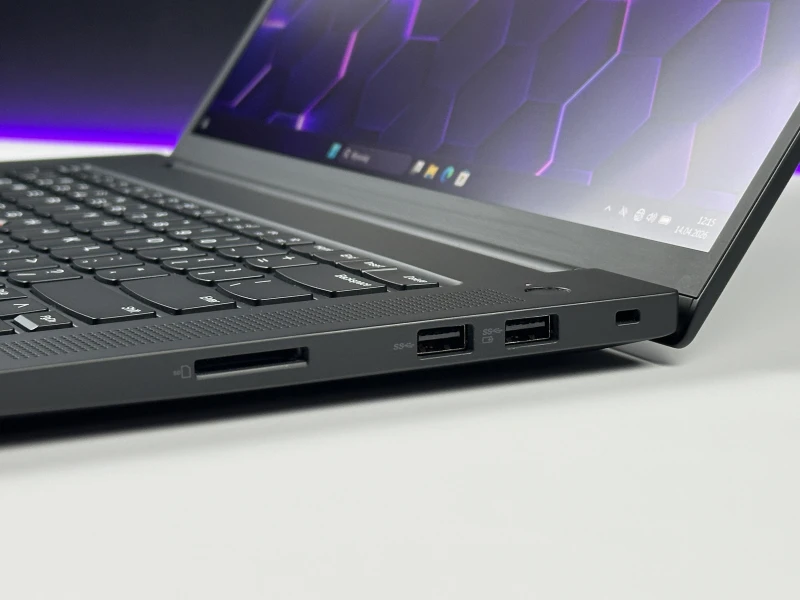 Lenovo ThinkPad P1 Gen 6 i9-13900H, RTX 2000 Ada, 16" FHD+, DDR5 – mobilna stacja robocza z Wi-Fi 6E i klawiaturą US do pracy profesjonalnej.