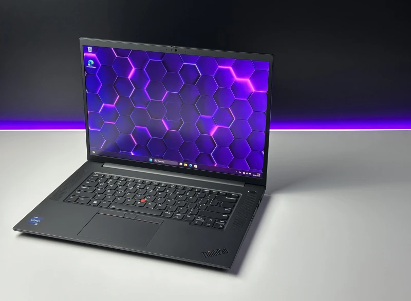 Lenovo ThinkPad P1 Gen 6 i9-13900H, RTX 2000 Ada, 16" FHD+, DDR5 – mobilna stacja robocza z Wi-Fi 6E i klawiaturą US do pracy profesjonalnej.