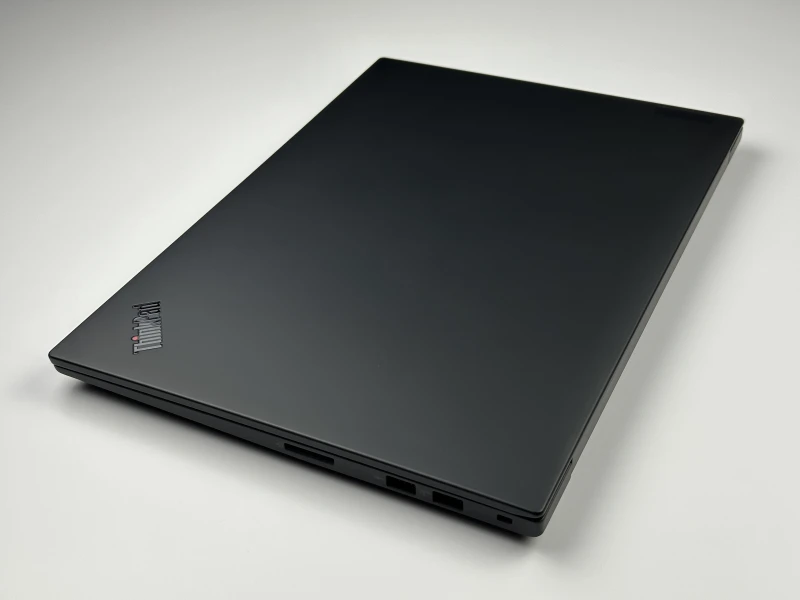 Lenovo ThinkPad P1 Gen 6 i9-13900H, RTX 2000 Ada, 16" FHD+, DDR5 – mobilna stacja robocza z Wi-Fi 6E i klawiaturą US do pracy profesjonalnej.