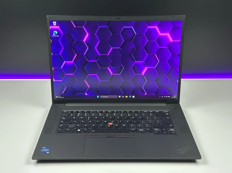 Lenovo ThinkPad P1 Gen 6 z i9-13900H, NVIDIA RTX 2000 Ada 8 GB i matrycą 16" FHD+ to mobilna stacja robocza klasy premium dla projektantów 3D.