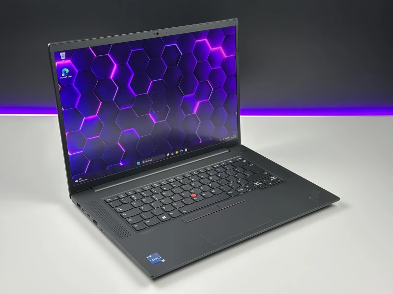 Lenovo ThinkPad P1 Gen 6 z i9-13900H, NVIDIA RTX 2000 Ada 8 GB i matrycą 16" FHD+ to mobilna stacja robocza klasy premium dla projektantów 3D.