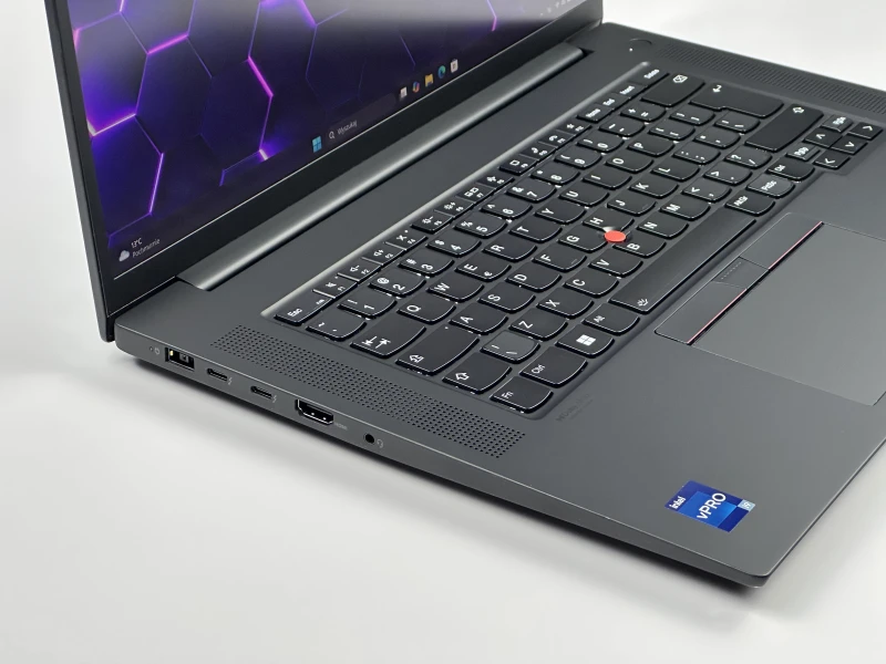 Lenovo ThinkPad P1 Gen 6 z i9-13900H, NVIDIA RTX 2000 Ada 8 GB i matrycą 16" FHD+ to mobilna stacja robocza klasy premium dla projektantów 3D.