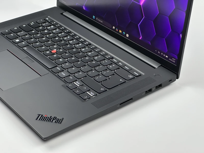 Lenovo ThinkPad P1 Gen 6 z i9-13900H, NVIDIA RTX 2000 Ada 8 GB i matrycą 16" FHD+ to mobilna stacja robocza klasy premium dla projektantów 3D.