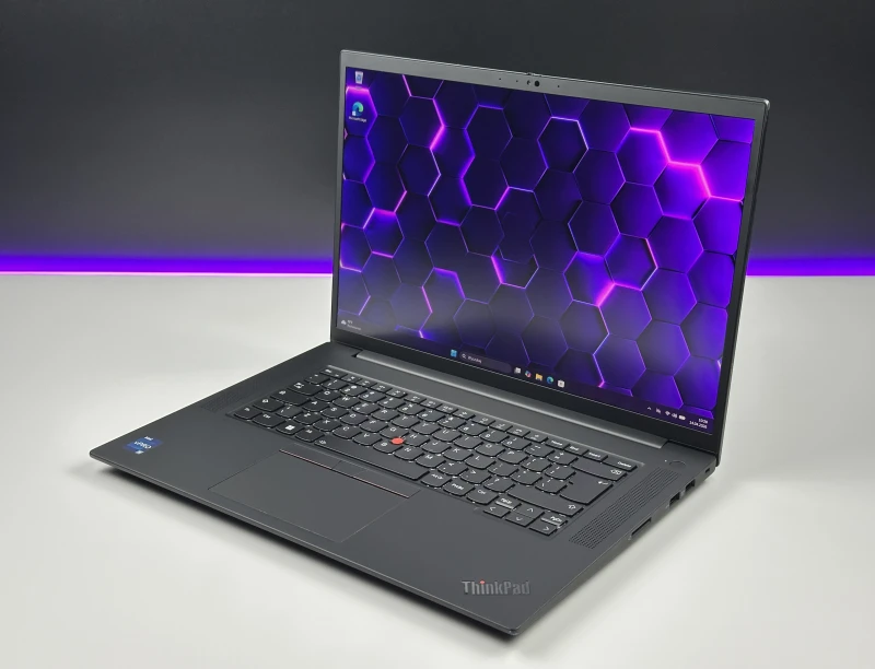 Lenovo ThinkPad P1 Gen 6 z i9-13900H, NVIDIA RTX 2000 Ada 8 GB i matrycą 16" FHD+ to mobilna stacja robocza klasy premium dla projektantów 3D.