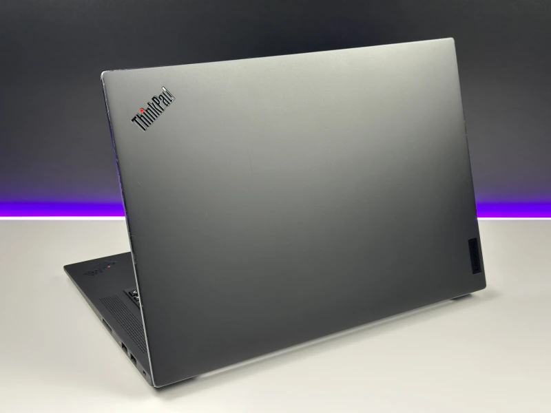 Lenovo ThinkPad P1 Gen 6 z i9-13900H, NVIDIA RTX 2000 Ada 8 GB i matrycą 16" FHD+ to mobilna stacja robocza klasy premium dla projektantów 3D.