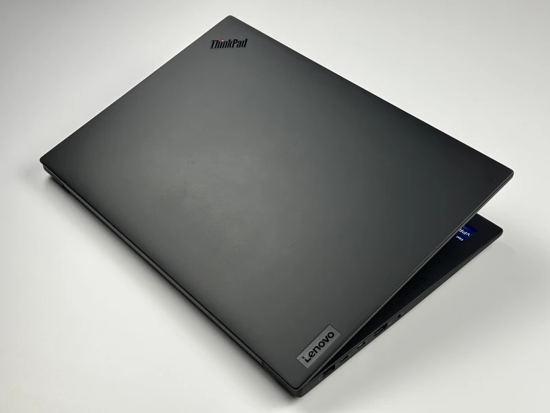 Lenovo ThinkPad P1 Gen 6 z i9-13900H, NVIDIA RTX 2000 Ada 8 GB i matrycą 16" FHD+ to mobilna stacja robocza klasy premium dla projektantów 3D.