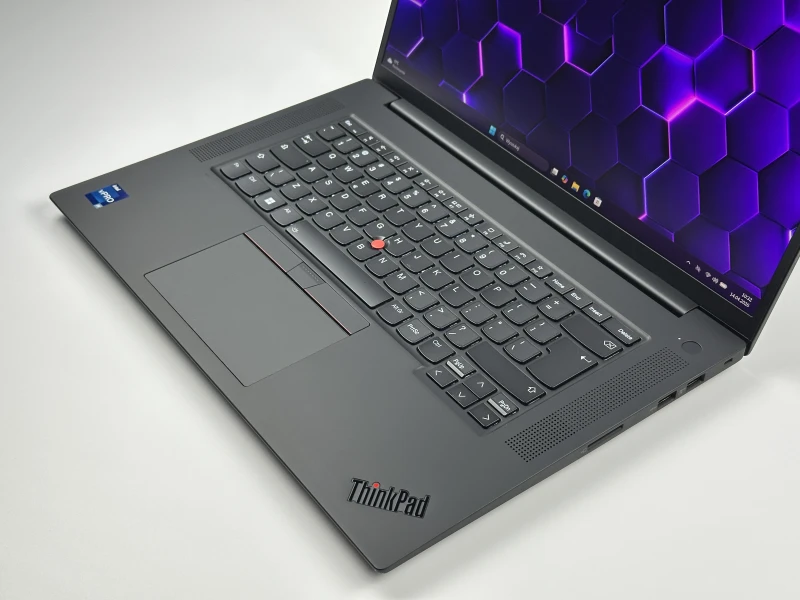 Lenovo ThinkPad P1 Gen 6 z i9-13900H, NVIDIA RTX 2000 Ada 8 GB i matrycą 16" FHD+ to mobilna stacja robocza klasy premium dla projektantów 3D.
