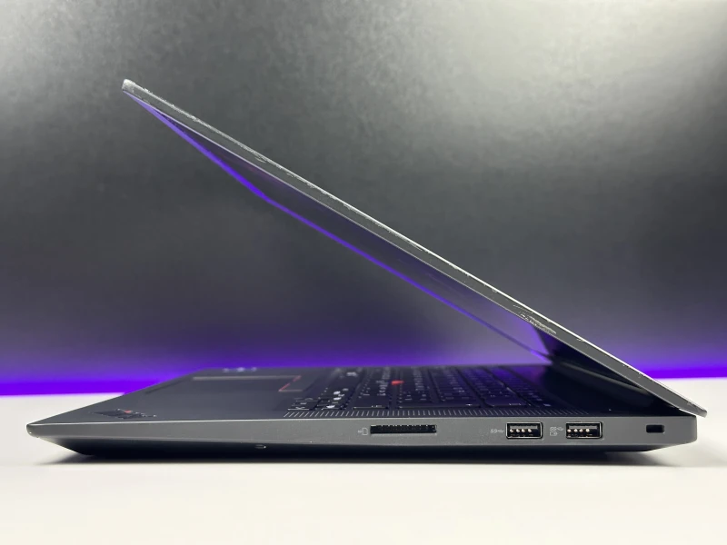 Lenovo ThinkPad P1 Gen 6 z i9-13900H, NVIDIA RTX 2000 Ada 8 GB i matrycą 16" FHD+ to mobilna stacja robocza klasy premium dla projektantów 3D.