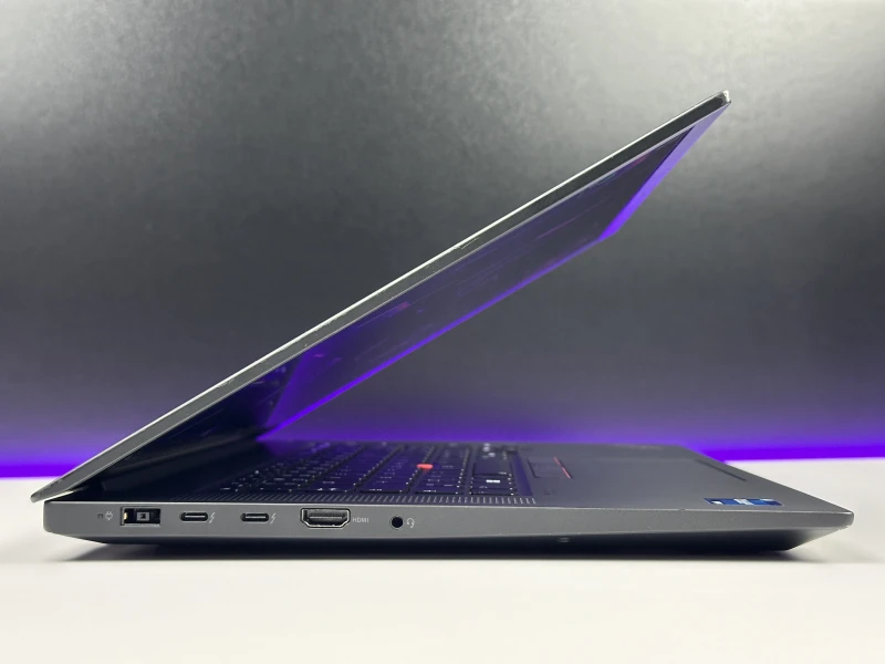 Lenovo ThinkPad P1 Gen 6 z i9-13900H, NVIDIA RTX 2000 Ada 8 GB i matrycą 16" FHD+ to mobilna stacja robocza klasy premium dla projektantów 3D.