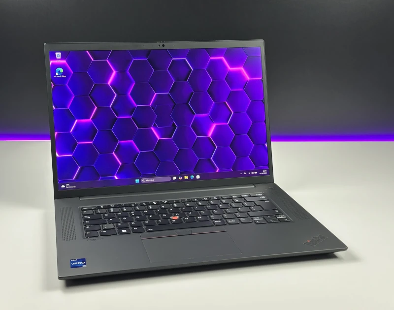 Lenovo ThinkPad P1 Gen 6 z i9-13900H, NVIDIA RTX 2000 Ada 8 GB i matrycą 16" FHD+ to mobilna stacja robocza klasy premium dla projektantów 3D.