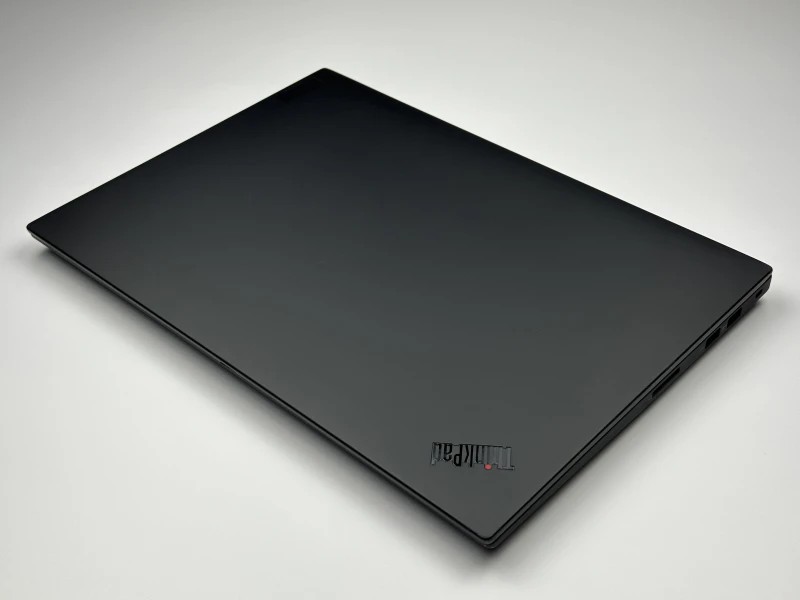 Lenovo ThinkPad P1 Gen 6 z i9-13900H, NVIDIA RTX 2000 Ada 8 GB i matrycą 16" FHD+ to mobilna stacja robocza klasy premium dla projektantów 3D.