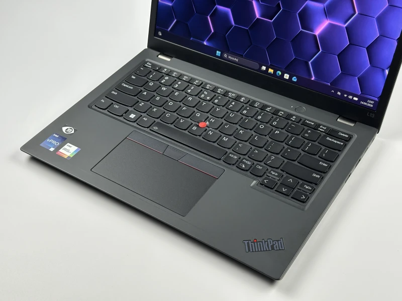 Lenovo ThinkPad L13 Gen 3 i5-1245U, 16GB RAM, ekran 13,3" FHD+ – kompaktowy laptop biznesowy z klawiaturą US do pracy mobilnej i biurowej.