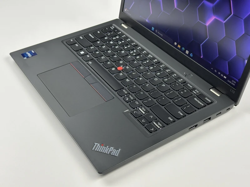 Lenovo ThinkPad L13 Gen 3 i5-1245U, 16GB RAM, ekran 13,3" FHD+ – kompaktowy laptop biznesowy z klawiaturą US do pracy mobilnej i biurowej.