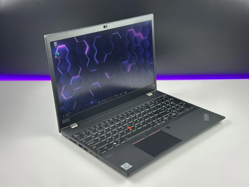 Lenovo ThinkPad P15s Gen 1 i7-10610U, Quadro P520 (2GB), matryca 15,6" FHD – mobilna stacja robocza z klawiaturą US do CAD i pracy technicznej.