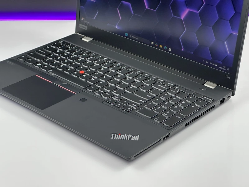 Lenovo ThinkPad P15s Gen 1 i7-10610U, Quadro P520 (2GB), matryca 15,6" FHD – mobilna stacja robocza z klawiaturą US do CAD i pracy technicznej.