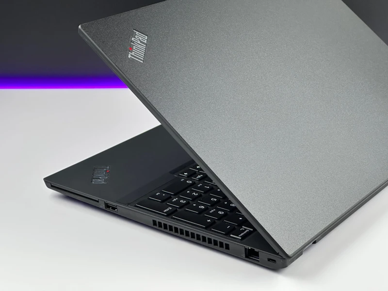 Lenovo ThinkPad P15s Gen 1 i7-10610U, Quadro P520 (2GB), matryca 15,6" FHD – mobilna stacja robocza z klawiaturą US do CAD i pracy technicznej.