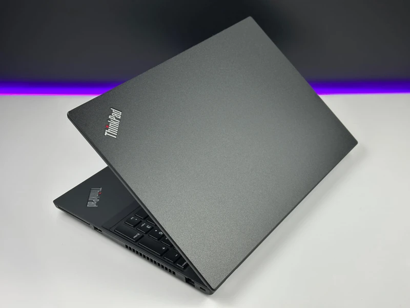 Lenovo ThinkPad P15s Gen 1 i7-10610U, Quadro P520 (2GB), matryca 15,6" FHD – mobilna stacja robocza z klawiaturą US do CAD i pracy technicznej.