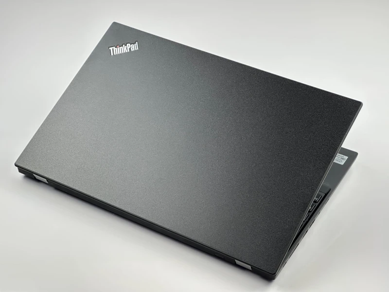 Lenovo ThinkPad P15s Gen 1 i7-10610U, Quadro P520 (2GB), matryca 15,6" FHD – mobilna stacja robocza z klawiaturą US do CAD i pracy technicznej.