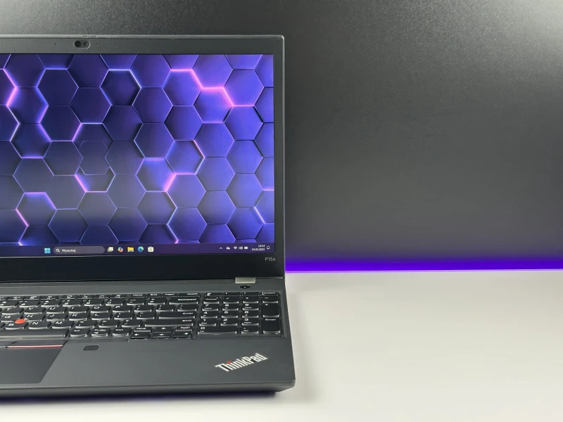 Lenovo ThinkPad P15s Gen 1 i7-10610U, Quadro P520 (2GB), matryca 15,6" FHD – mobilna stacja robocza z klawiaturą US do CAD i pracy technicznej.