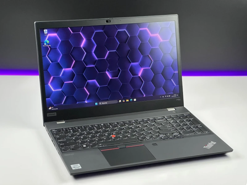 Lenovo ThinkPad P15s Gen 1 i7-10610U, Quadro P520 (2GB), matryca 15,6" FHD – mobilna stacja robocza z klawiaturą US do CAD i pracy technicznej.
